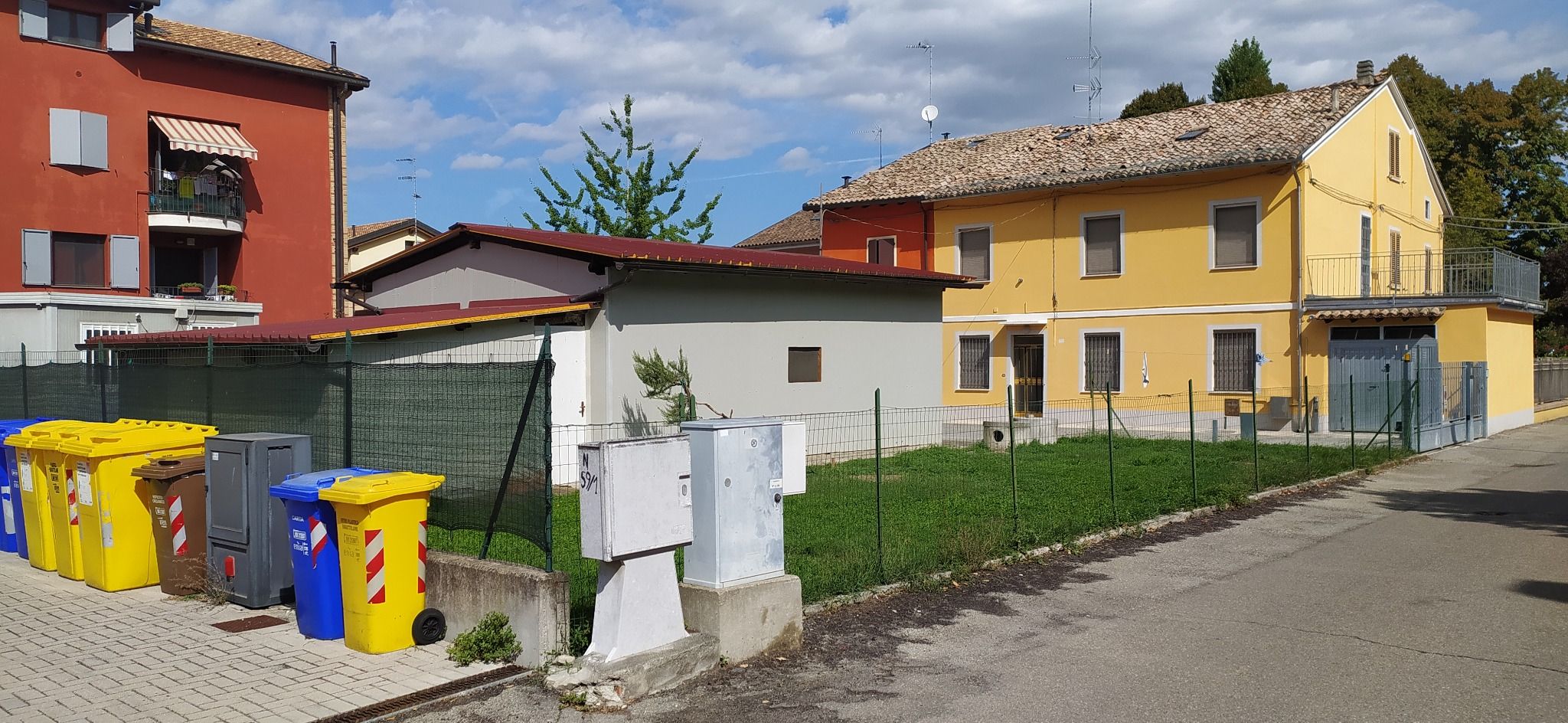Vista esterna della casa prima dell'intervento di trasformazione