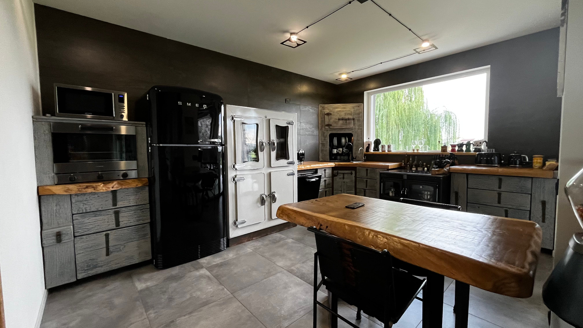Villa A|M, cucina e grande tavolo realizzati dai committenti