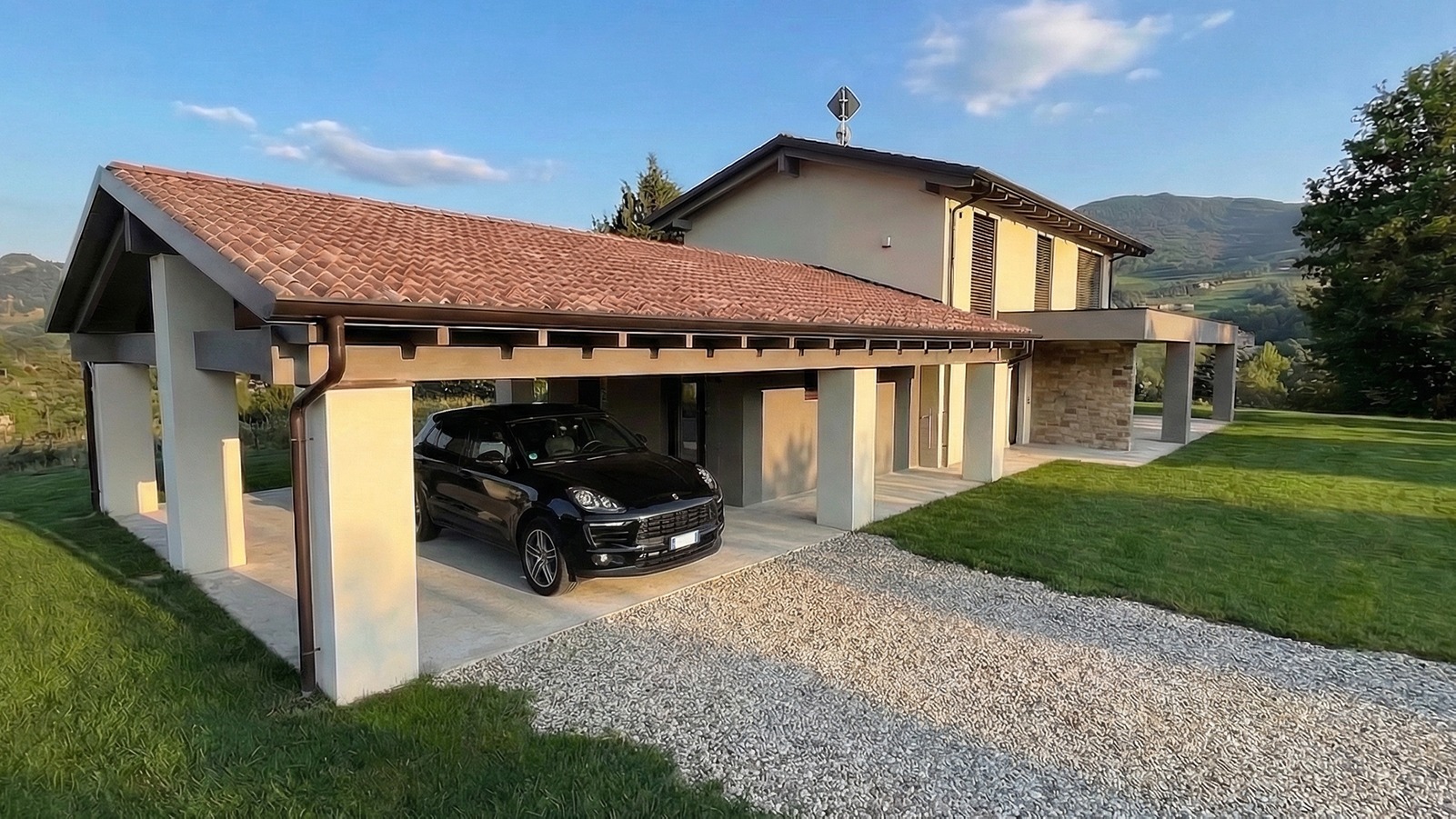 Villa E|L, rapporto tra volume principale, portico e giardino