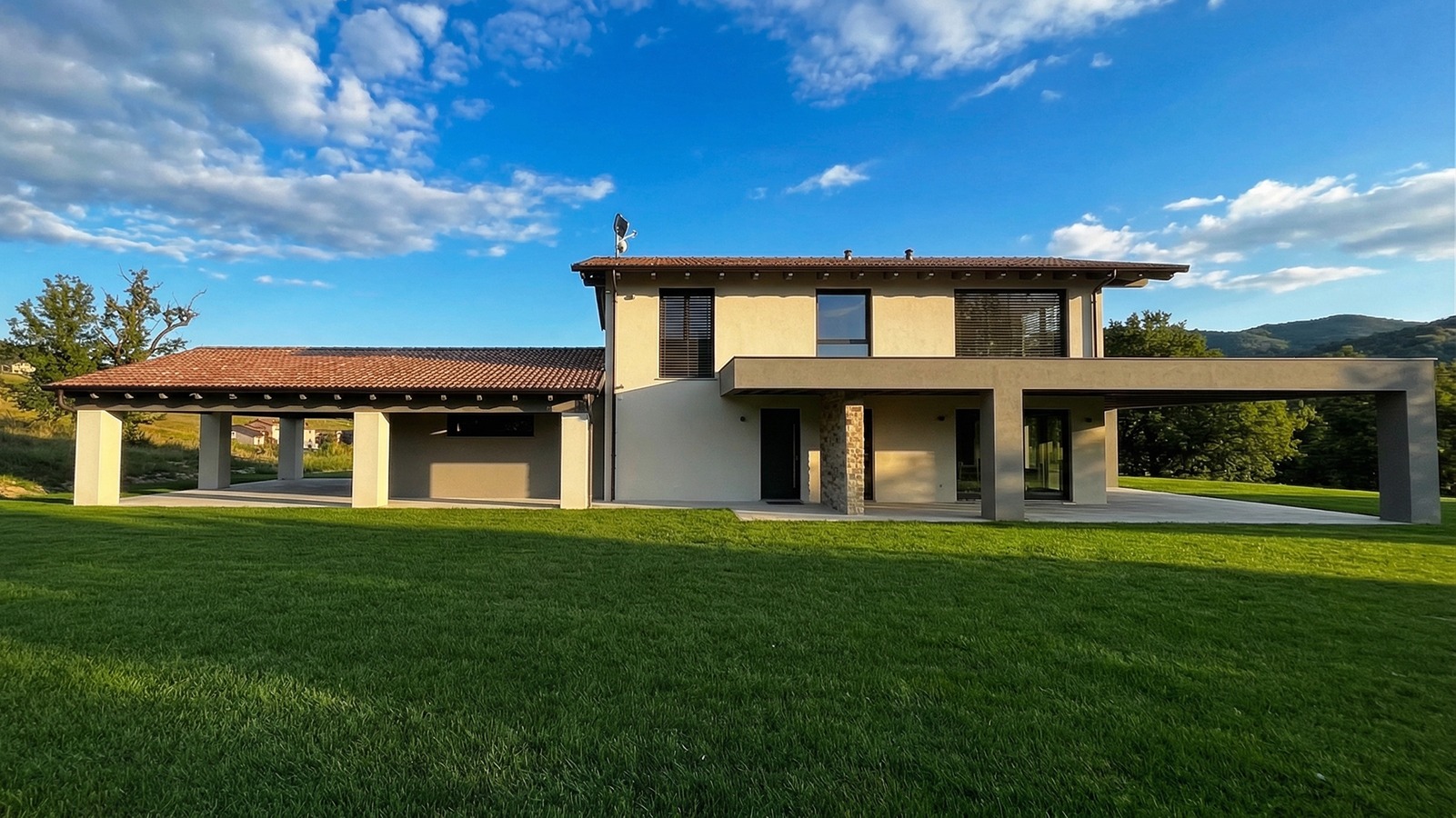 Il prospetto di Villa E|L e il grande portico