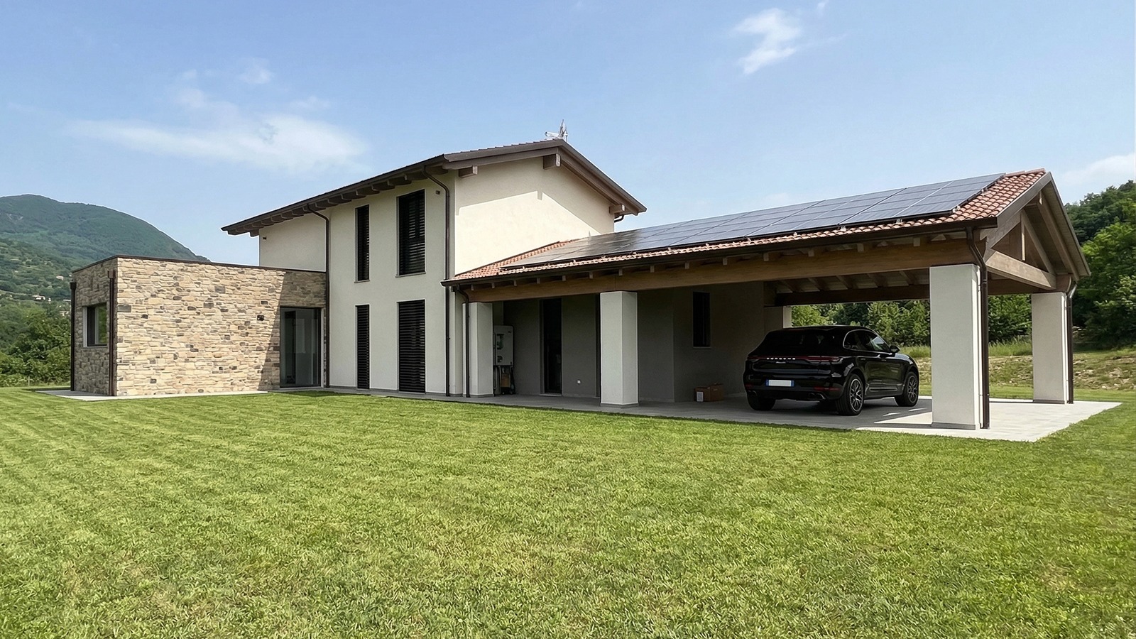 Il lato più raccolto di Villa E|L con il corpo basso in pietra