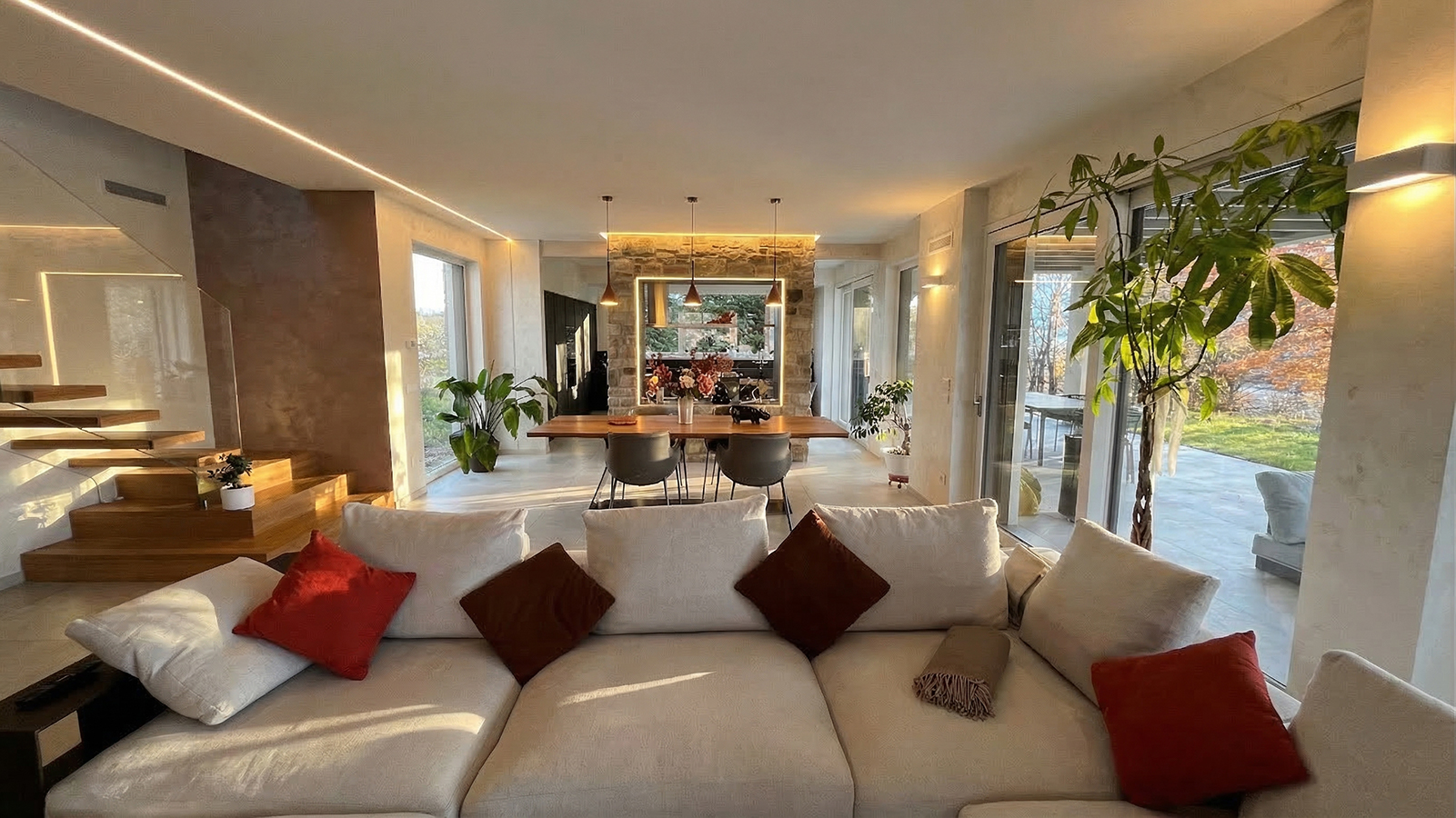 Il soggiorno di Villa E|L verso la zona pranzo