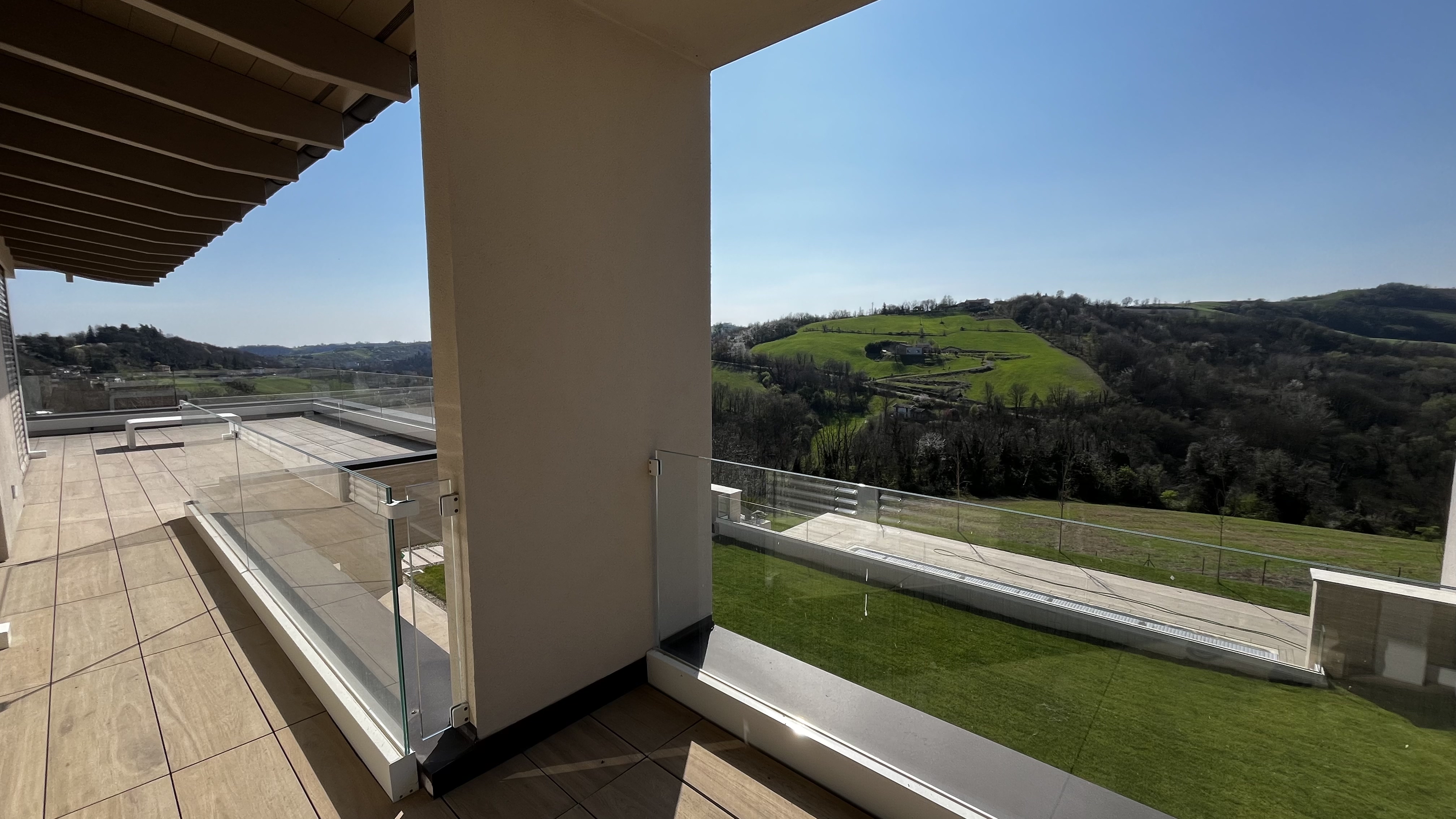 Terrazza con pergola di Villa L|J, vista sulla vallata dall'alto