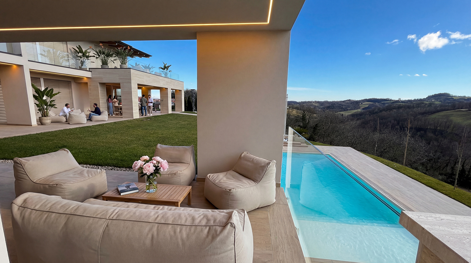 Salotto esterno di Villa L|J con vista sulla piscina a sfioro e la vallata