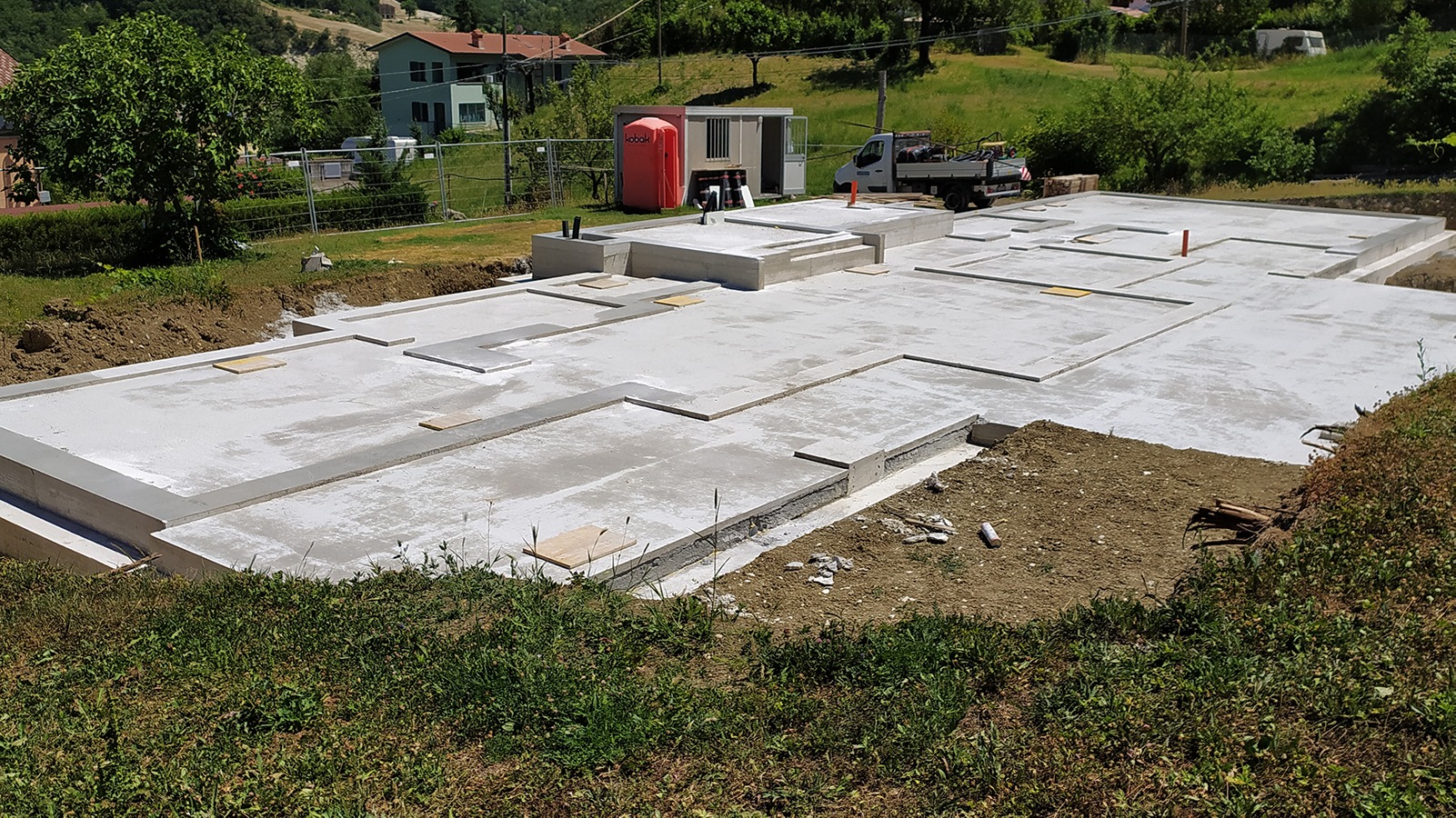 Cantiere di Villa L|R, piattaforma di fondazione pronta per il montaggio della struttura in legno