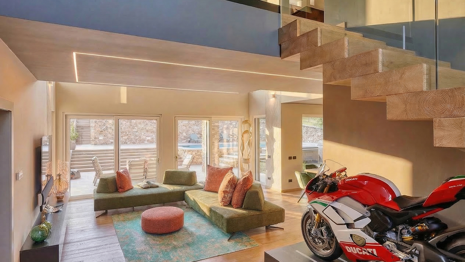Soggiorno di Villa L|R con la scala in legno e la motocicletta Ducati
