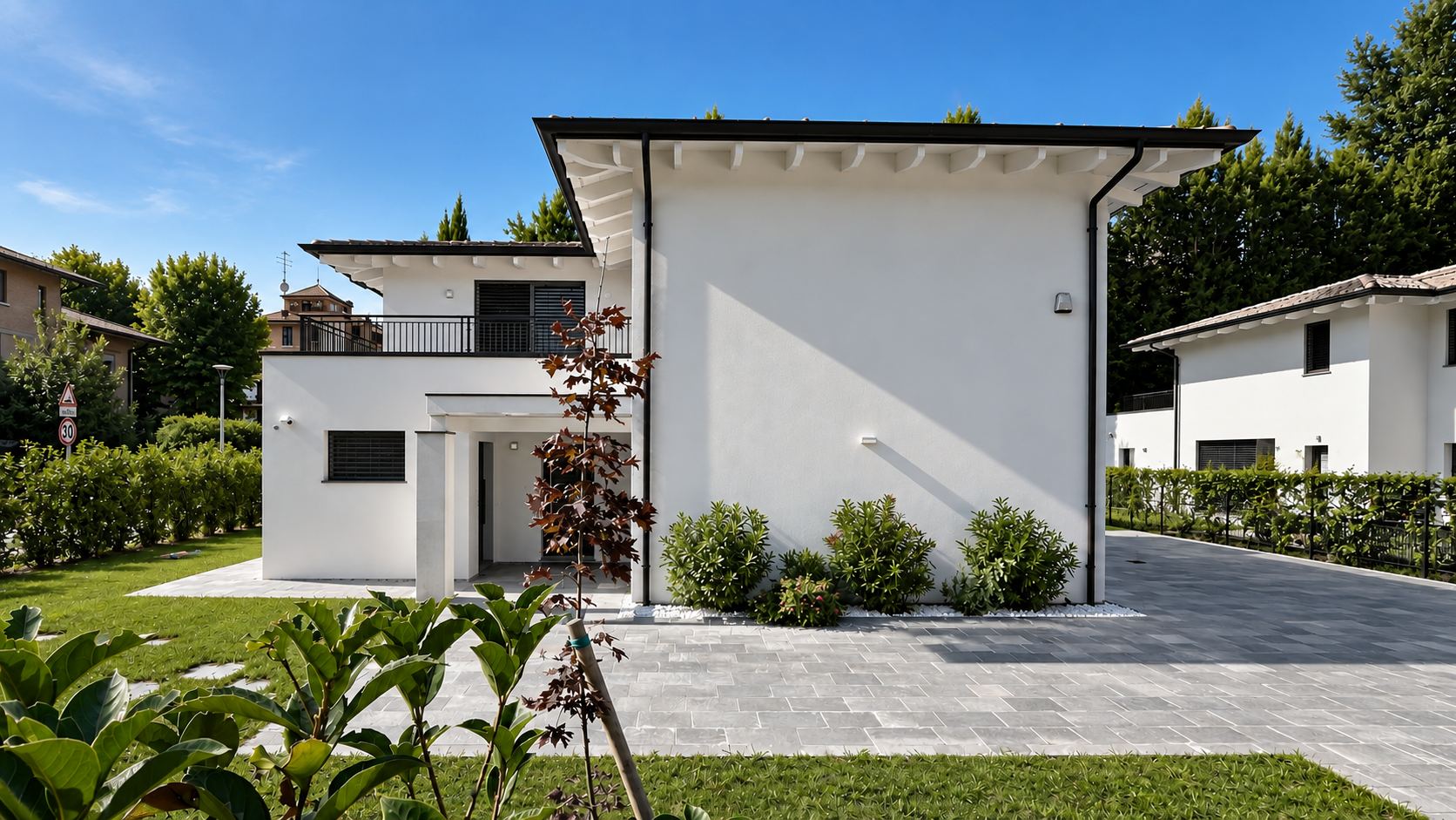 Facciata laterale di una delle due case, con portico d'ingresso e passo carraio in pietra